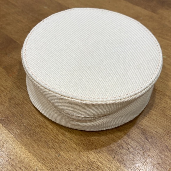 NWOT. Burberry, small makeup bag. - Picture 5 of 12